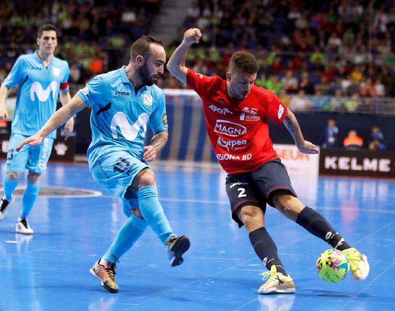 El jugador del Inter Movistar Ricardinho (i) defiende a Araça, de Osasuna Magna, durante el partido El jugador del Inter Movistar Ricardinho (i) defiende a Araça, de Osasuna Magna, durante el partido