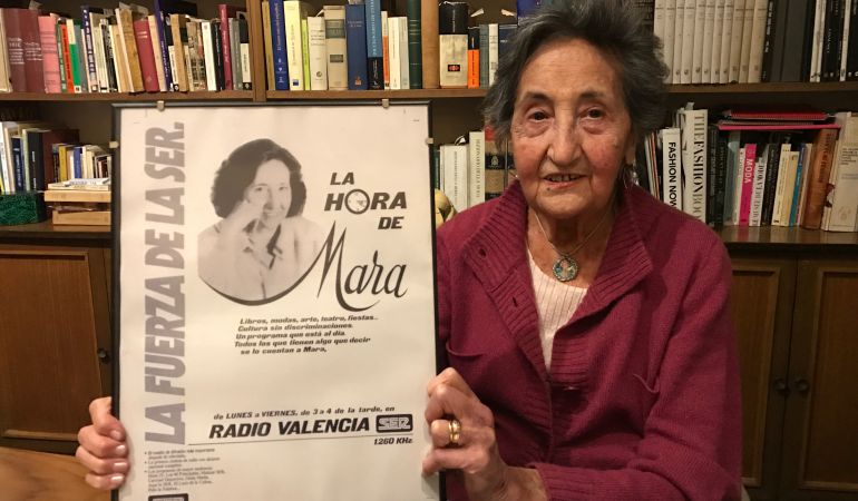 Mara Calabuig, exlocutora de Radio Valencia, mostrando un cartel de prensa con su imagen Mara Calabuig, exlocutora de Radio Valencia, mostrando un cartel de prensa con su imagen