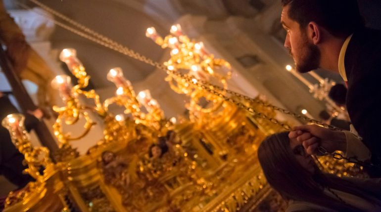 Miembros de la priostía interviniendo durante el acto de subida del Cristo de la Expiración al paso procesional Miembros de la priostía interviniendo durante el acto de subida del Cristo de la Expiración al paso procesional