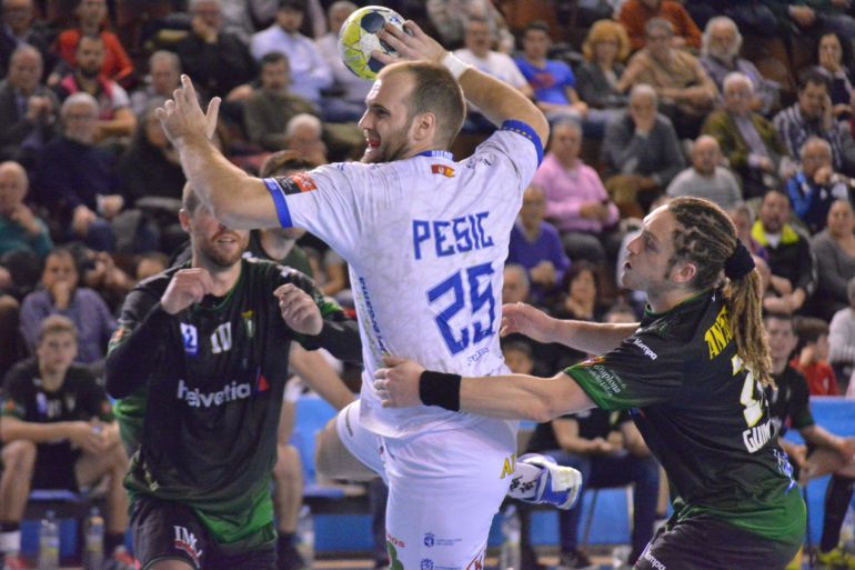 Zivan Pesic en una acción del partido Zivan Pesic en una acción del partido