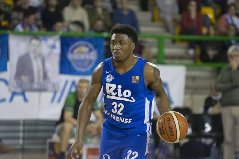 Sexta victoria consecutiva, del Club Ourense Baloncesto, en el Pazo de los deportes Paco Paz, frente a Cáceres por 90 a 72. En la imagen el base del equipo ourensano, Johnson. Sexta victoria consecutiva, del Club Ourense Baloncesto, en el Pazo de los deportes Paco Paz, frente a Cáceres por 90 a 72. En la imagen el base del equipo ourensano, Johnson.