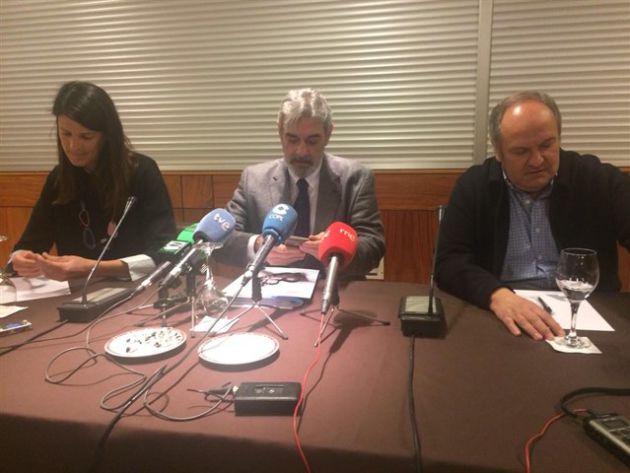 Eduardo Van den Eynde flanqueado por Ruth Beitia y Javier Fernández. Eduardo Van den Eynde flanqueado por Ruth Beitia y Javier Fernández.