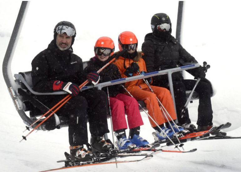 Los Reyes Felipe y Letizia, junto a sus hijas, durante una visita a Astún en 2017 Los Reyes Felipe y Letizia, junto a sus hijas, durante una visita a Astún en 2017