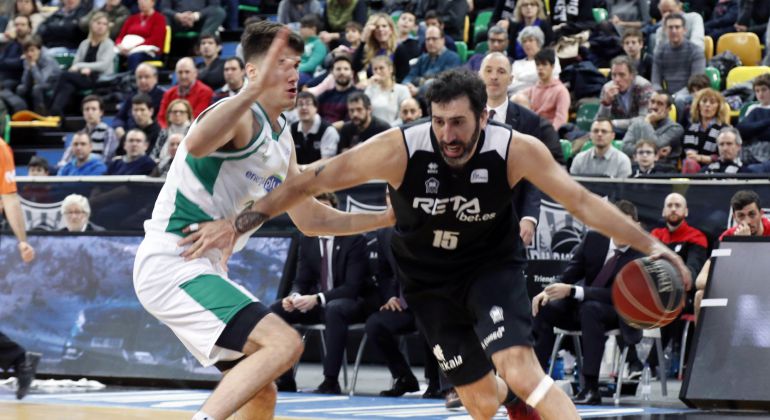 El alero del Retabet Bilbao Basket, Alex Mumbrú (d), en una jugada ante el alero serbio del Real Betis Energia Plus, Rade Zagorac, durante el partido de la liga Endesa correspondiente a la jornada 23, disputado en Bilbao Arena El alero del Retabet Bilbao Basket, Alex Mumbrú (d), en una jugada ante el alero serbio del Real Betis Energia Plus, Rade Zagorac, durante el partido de la liga Endesa correspondiente a la jornada 23, disputado en Bilbao Arena