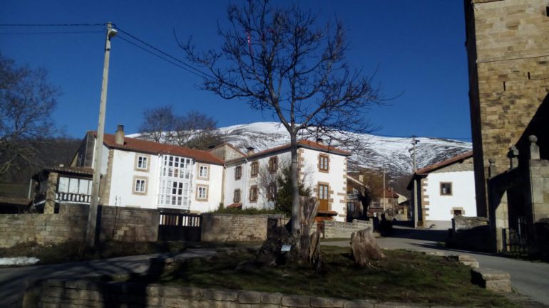 Plaza del nogal en Celada de Calderones. Plaza del nogal en Celada de Calderones.