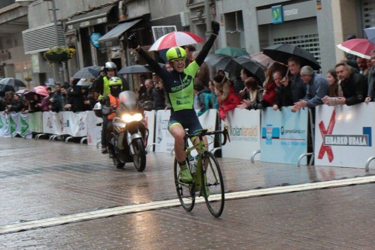 La ciclista arandina, radiante en el momento de superar la línea de meta eibarresa. La ciclista arandina, radiante en el momento de superar la línea de meta eibarresa.