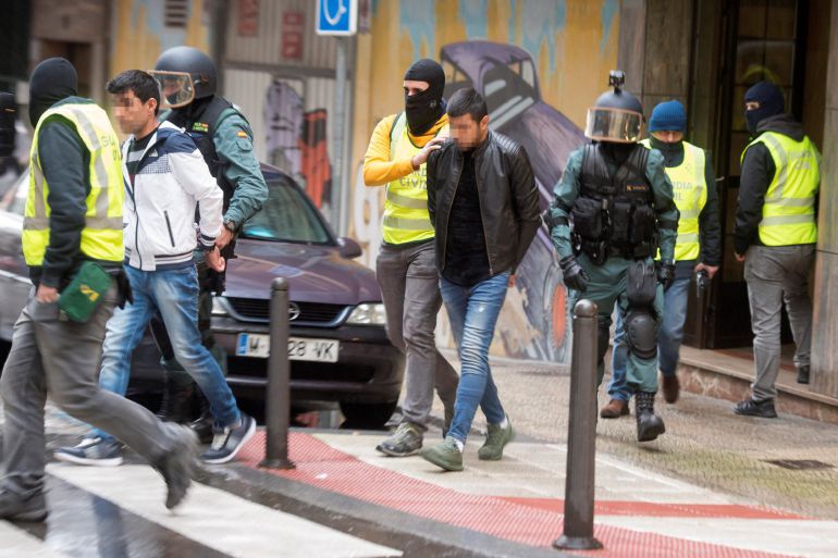 Dos de los detenidos por la Guardia Civil en una operación, desarrollada en Cantabria y el País Vasco, contra el tráfico ilegal de seres humanos, hoy en Santander. Dos de los detenidos por la Guardia Civil en una operación, desarrollada en Cantabria y el País Vasco, contra el tráfico ilegal de seres humanos, hoy en Santander.