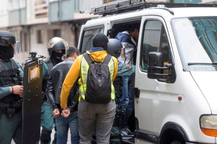 Los dos detenidos por la Guardia Civil en Santander son introducidos en el furgón policial. Los dos detenidos por la Guardia Civil en Santander son introducidos en el furgón policial.