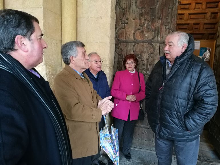 Luis Comyn (d) presidente del sector de la madera conversa con algunos de los asistentes a los actos de celebración de la fiesta patronal de San José Luis Comyn (d) presidente del sector de la madera conversa con algunos de los asistentes a los actos de celebración de la fiesta patronal de San José