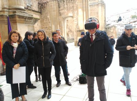 El consejero de cultura, Miguel Ángel Álvarez experimenta con las gafas de realidad virtual la visualización de "el sueño de Vandelvira" El consejero de cultura, Miguel Ángel Álvarez experimenta con las gafas de realidad virtual la visualización de "el sueño de Vandelvira"