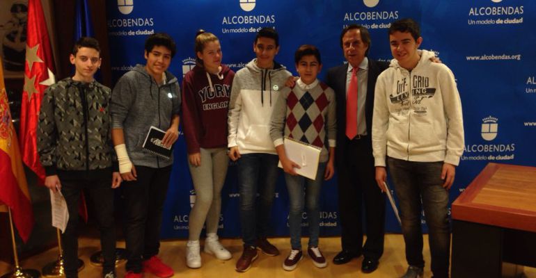 El alcalde ha acudido al acto con estudiantes en prácticas de centros del municipio El alcalde ha acudido al acto con estudiantes en prácticas de centros del municipio