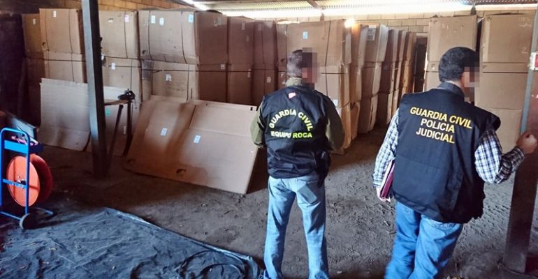 Agentes intervienen la mercancía en la Operación Pacote contra el contrabando de tabaco. Agentes intervienen la mercancía en la Operación Pacote contra el contrabando de tabaco.