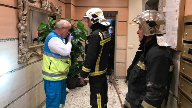 El equipo de Bomberos en el interior de la vivienda incendiada