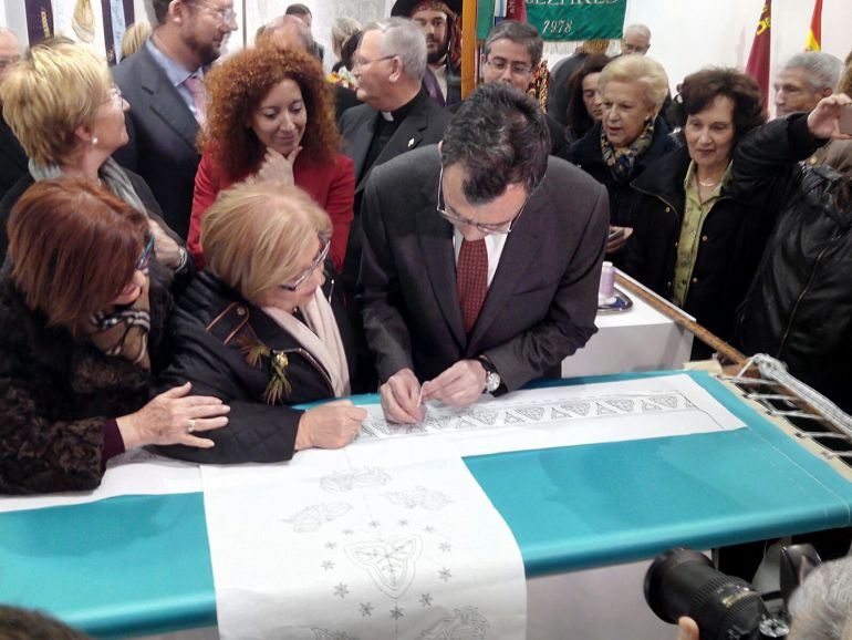 El alcalde de Murcia, José Ballesta, da la primera puntada al nuevo "Manto por la Paz" de la Virgen de la Fuensanta El alcalde de Murcia, José Ballesta, da la primera puntada al nuevo "Manto por la Paz" de la Virgen de la Fuensanta
