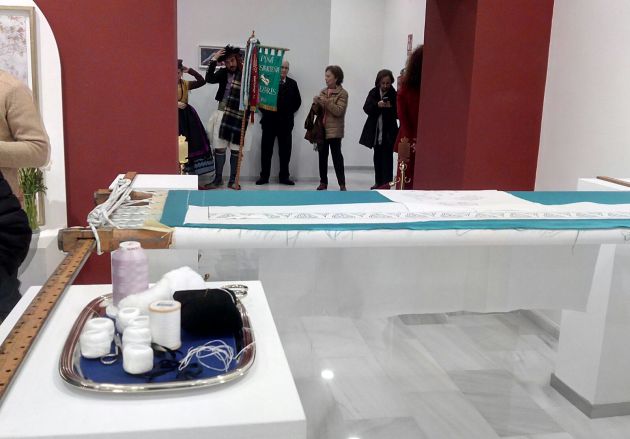 Todo preparado para el bordado colectivo del nuevo manto de la Patrona de Murcia, en la Sala de Exposiciones de La Glorieta Todo preparado para el bordado colectivo del nuevo manto de la Patrona de Murcia, en la Sala de Exposiciones de La Glorieta