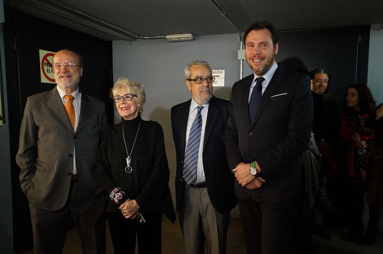 Javier León de la Riva, Tomás Rodríguez Bolaños y Óscar Puente junto a Concha Velasco en el Teatro Calderón Javier León de la Riva, Tomás Rodríguez Bolaños y Óscar Puente junto a Concha Velasco en el Teatro Calderón