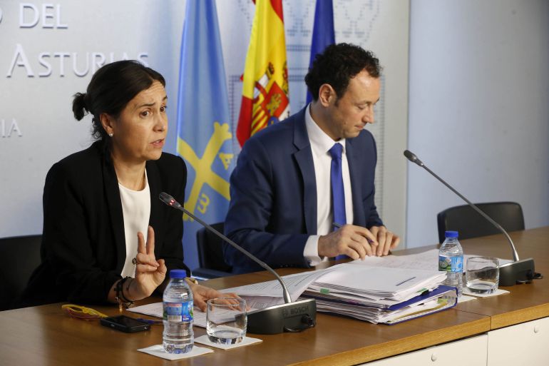 La consejera de Hacienda explica los pormenores del crédito extraordinario en presencia del consejero de Presidencia. La consejera de Hacienda explica los pormenores del crédito extraordinario en presencia del consejero de Presidencia.