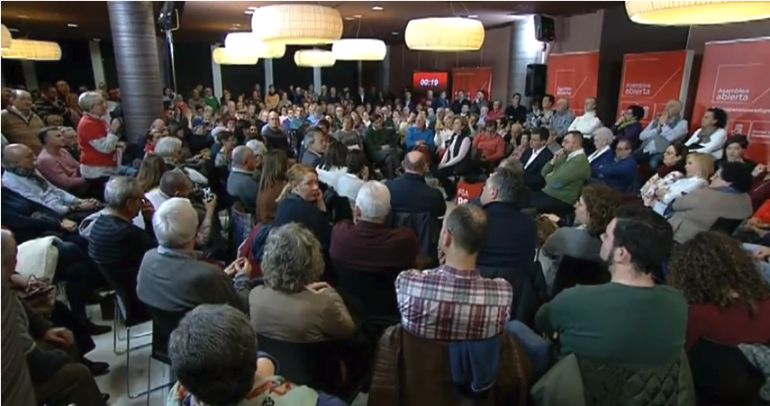 Momento de la asamblea, con Pedro Sánchez en el centro Momento de la asamblea, con Pedro Sánchez en el centro
