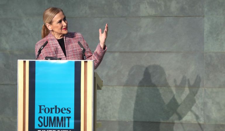 La presidenta de la Comunidad de Madrid, Cristina Cifuentes, pronuncia el discurso "Gestión de la divesidad: un reto para las empresas". La presidenta de la Comunidad de Madrid, Cristina Cifuentes, pronuncia el discurso "Gestión de la divesidad: un reto para las empresas".
