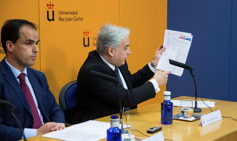 Pablo Chico de la Cámara, profesor de una de las asignaturas, durante la rueda de prensa ofrecida en la universidad Rey Juan Carlos de Móstoles Pablo Chico de la Cámara, profesor de una de las asignaturas, durante la rueda de prensa ofrecida en la universidad Rey Juan Carlos de Móstoles