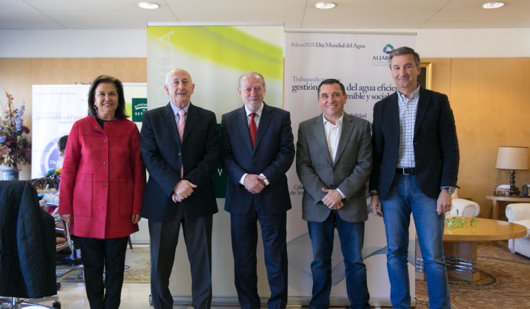 De izda a dcha: Lola Rodríguez, Pedro Rodríguez, Fernando R. Villalobos,
Joaquín Fernández Garro yAntonio Álvarez. De izda a dcha: Lola Rodríguez, Pedro Rodríguez, Fernando R. Villalobos,
Joaquín Fernández Garro yAntonio Álvarez.