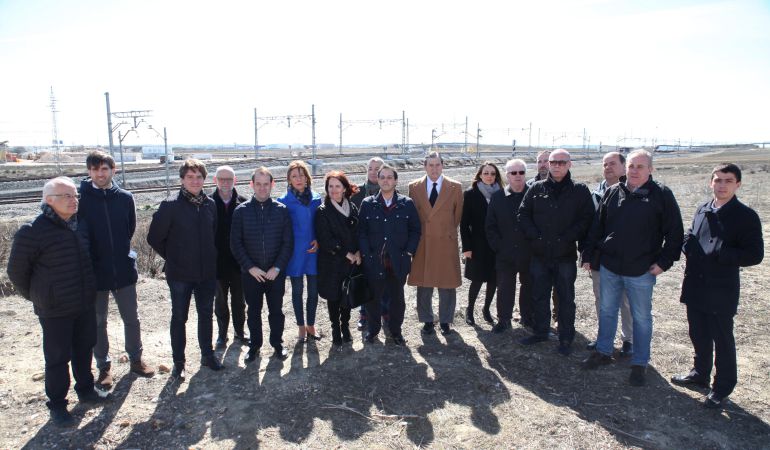 El alcalde de Fuenlabrada junto a empresarios y sindicatos El alcalde de Fuenlabrada junto a empresarios y sindicatos