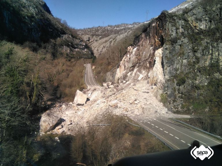 Vista áerea del desprndiemiento a la altura de Anzó facilitada por el Servicio de Emergencias del Principado. Vista áerea del desprndiemiento a la altura de Anzó facilitada por el Servicio de Emergencias del Principado.
