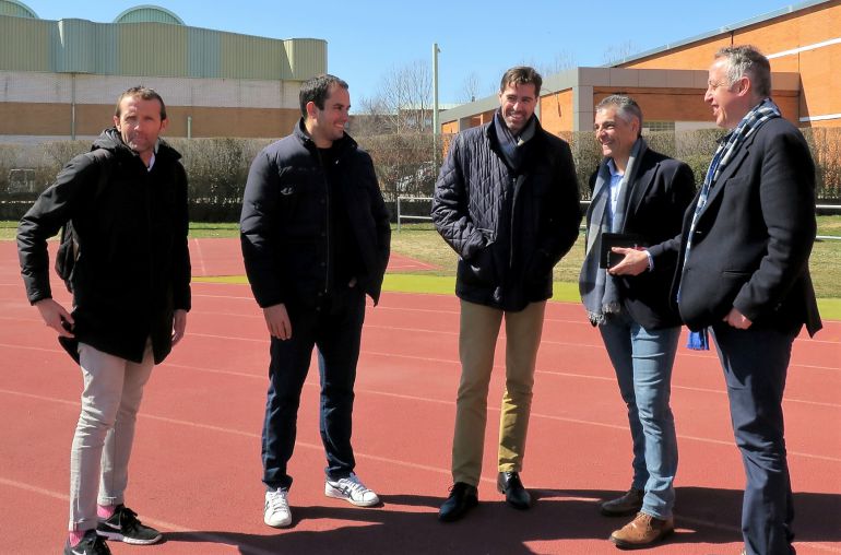 Chapado, en el centro, durante su visita a las instalaciones deportivas de la ULE Chapado, en el centro, durante su visita a las instalaciones deportivas de la ULE