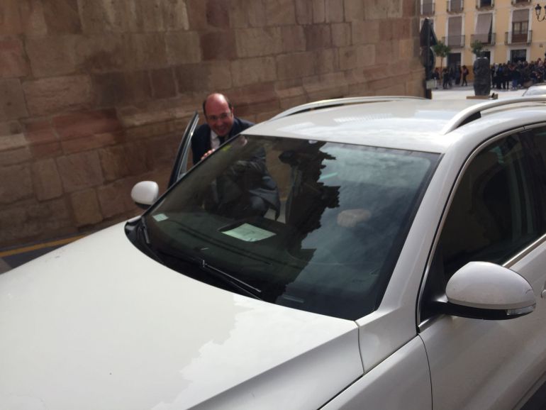Pedro Antonio huyendo a la carrera negándose a responder a los periodistas Pedro Antonio huyendo a la carrera negándose a responder a los periodistas