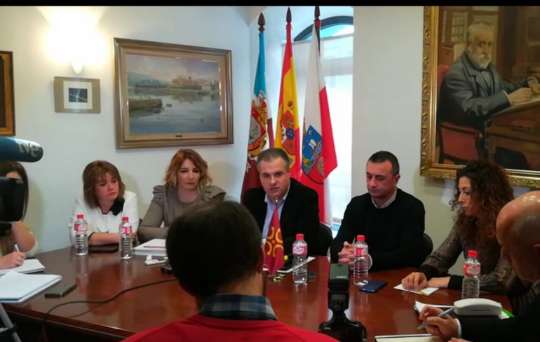 El alcalde Fernando Ortíz, acompañado por el resto de concejales del PRC. El alcalde Fernando Ortíz, acompañado por el resto de concejales del PRC.