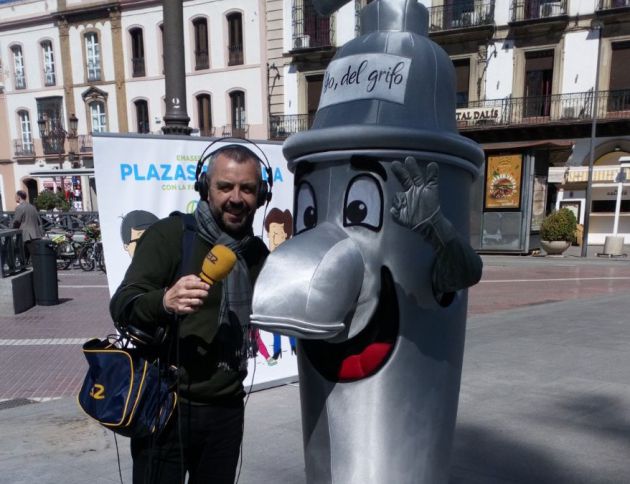 Paco Garcia con la mascota 'Grifo' Paco Garcia con la mascota 'Grifo'