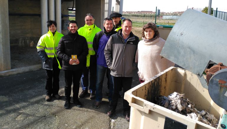 Eva García y Xabi Lasa con el presidente de Mairaga, el alcalde de Olite y técnicos de Nilsa junto a los residuos que salen del filtro de la depuradora Eva García y Xabi Lasa con el presidente de Mairaga, el alcalde de Olite y técnicos de Nilsa junto a los residuos que salen del filtro de la depuradora