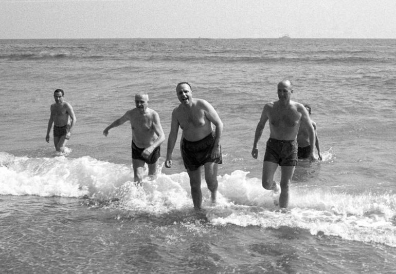 Manuel Fraga y el embajador Angier Biddle Duke se bañan en Palomares. Manuel Fraga y el embajador Angier Biddle Duke se bañan en Palomares.