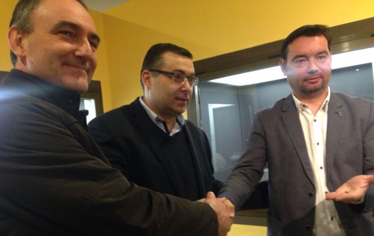 El alcalde de Terrinches y el arqueólogo Luis Benítez han hecho entrega de la caulinita de color de rojo al director del Museo Provincial El alcalde de Terrinches y el arqueólogo Luis Benítez han hecho entrega de la caulinita de color de rojo al director del Museo Provincial