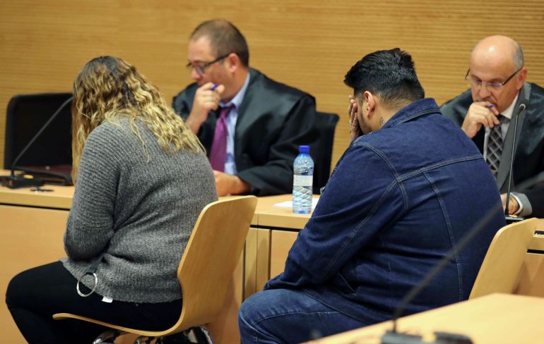 Un Jurado ha declarado culpables de un delito de homicidio por imprudencia a Yurena S.A. de 32 años (i) e Isidro Yeray S.R., de 35, padres del niño de tres años y medio que murió en 2013 en Artenara (Gran Canaria) desnutrido y sin que nunca lo llevaran a un médico. En la imagen, los dos acusados durante la lectura del veredicto del Jurado. Un Jurado ha declarado culpables de un delito de homicidio por imprudencia a Yurena S.A. de 32 años (i) e Isidro Yeray S.R., de 35, padres del niño de tres años y medio que murió en 2013 en Artenara (Gran Canaria) desnutrido y sin que nunca lo llevaran a un médico. En la imagen, los dos acusados durante la lectura del veredicto del Jurado.