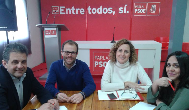 Los socialistas de Parla acompañados de diputados regionales y nacionales han reivindicado mejoras en transportes para la ciudad. Los socialistas de Parla acompañados de diputados regionales y nacionales han reivindicado mejoras en transportes para la ciudad.