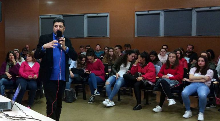 Tony Aguilar con los universitarios de Talavera Tony Aguilar con los universitarios de Talavera