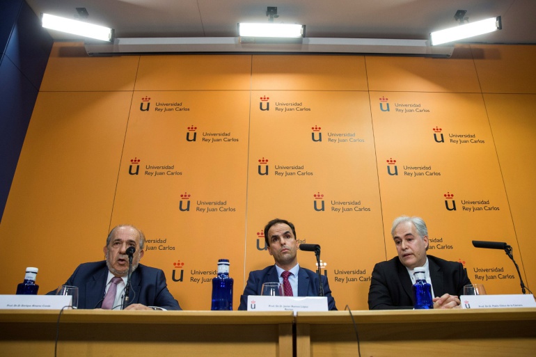 Javier Ramos (c), durante la rueda de prensa del miércoles para dar explicaciones por el presunto falso Máster de Cristina Cifuentes. Javier Ramos (c), durante la rueda de prensa del miércoles para dar explicaciones por el presunto falso Máster de Cristina Cifuentes.