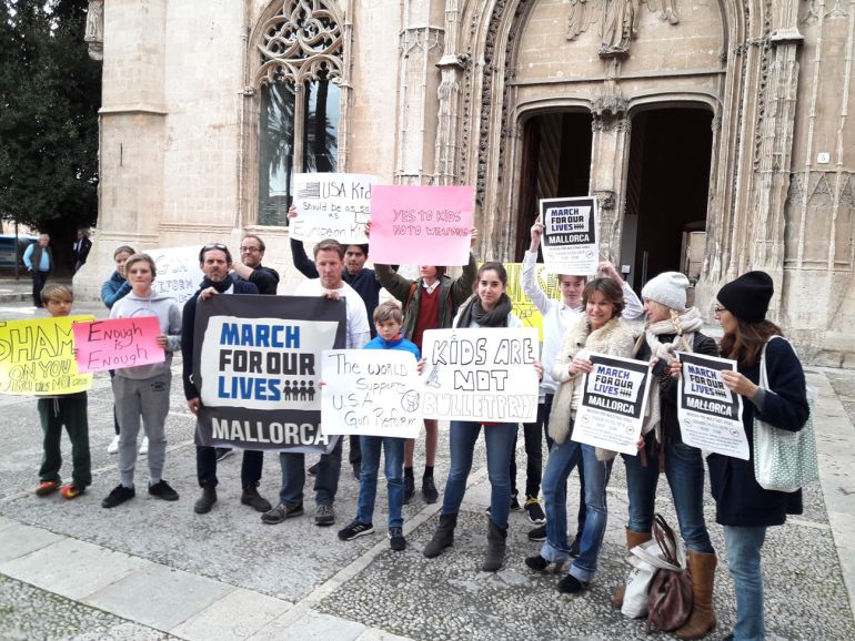 Medio centenar de personas se concentran en Palma para pedir la restricción de venta de armas en EEUU Medio centenar de personas se concentran en Palma para pedir la restricción de venta de armas en EEUU
