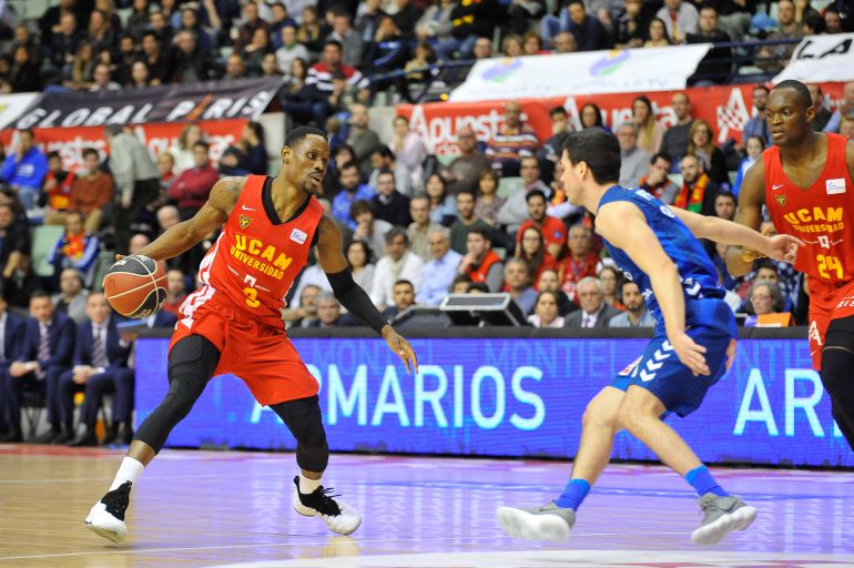 El UCAM Murcia CB sentencia a Delteco en el tercer cuarto (83-69) El UCAM Murcia CB sentencia a Delteco en el tercer cuarto (83-69)