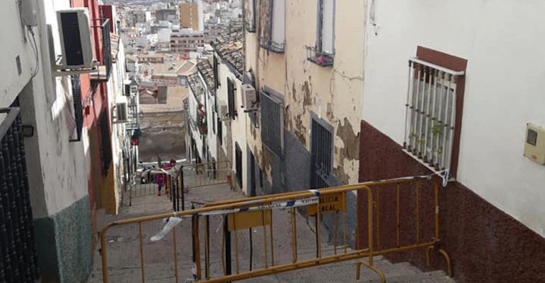 Calle Alegría cortada debido al peligro de derrumbe de una casa. Calle Alegría cortada debido al peligro de derrumbe de una casa.