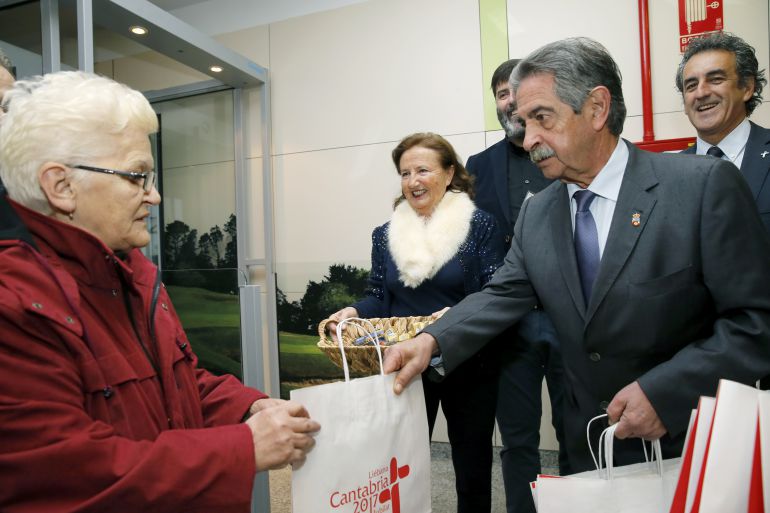 El presidente de Cantabria recibe a los primeros pasajeros del vuelo con Budapest. El presidente de Cantabria recibe a los primeros pasajeros del vuelo con Budapest.