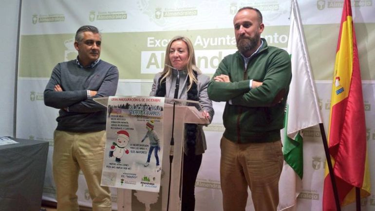 Alcalde y concejal junto con la representante de la empresa presentan en el ayuntamiento la propuesta de ocio. Alcalde y concejal junto con la representante de la empresa presentan en el ayuntamiento la propuesta de ocio.