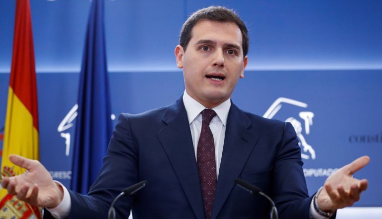 El líder de Ciudadanos, Albert Rivera, durante la rueda de prensa que ha ofrecido hoy en el Congreso para anunciar que ha llegado a un acuerdo con el Gobierno para apoyar los presupeustos de 2018, después de que el Ejecutivo haya "cedido" a las exigencias de C's. Rivera ha detallado que se han cumplido las "condiciones básicas" planteadas por su partido: dar un giro a la política social de España, el complemento salarial para jóvenes y la marcha de la senadora del PP Pilar Barreiro. El líder de Ciudadanos, Albert Rivera, durante la rueda de prensa que ha ofrecido hoy en el Congreso para anunciar que ha llegado a un acuerdo con el Gobierno para apoyar los presupeustos de 2018, después de que el Ejecutivo haya "cedido" a las exigencias de C's. Rivera ha detallado que se han cumplido las "condiciones básicas" planteadas por su partido: dar un giro a la política social de España, el complemento salarial para jóvenes y la marcha de la senadora del PP Pilar Barreiro.