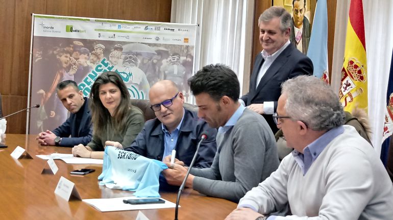 En la sala de juntas de la Diputación de Ourense, se presentó, Ourense Strade Termal. En la presentación, el presidente de la Diputación de Ourense, Manuel Baltar, el exciclsita, Óscar Pereiro, los alcaldes de Lobios y Muiños, María del Carmen Yáñez y Placido Álvarez,y los gerentes, de Caldaria, Javier Soto, Mitsubishi-TAR, juan López, Inorde, José manuel Rodríguez. En la sala de juntas de la Diputación de Ourense, se presentó, Ourense Strade Termal. En la presentación, el presidente de la Diputación de Ourense, Manuel Baltar, el exciclsita, Óscar Pereiro, los alcaldes de Lobios y Muiños, María del Carmen Yáñez y Placido Álvarez,y los gerentes, de Caldaria, Javier Soto, Mitsubishi-TAR, juan López, Inorde, José manuel Rodríguez.
