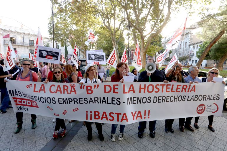 Cincuenta clientes por un camarero; 26 habitaciones para una empleada Cincuenta clientes por un camarero; 26 habitaciones para una empleada
