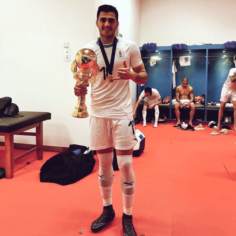 Maxi Gómez posa con el trofeo de la China Cup Maxi Gómez posa con el trofeo de la China Cup