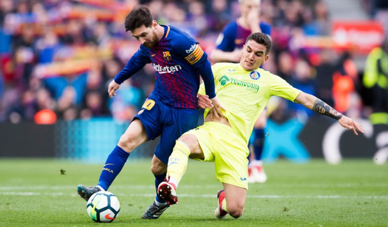 Arambarri (d) intenta arrebatar el balón al blaugrana Messi durante el partido ante el Barça en el Camp Nou. Arambarri (d) intenta arrebatar el balón al blaugrana Messi durante el partido ante el Barça en el Camp Nou.