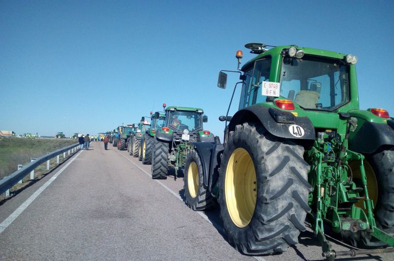 Tractores cortando la N-430 en la protesta por los bajos precios agrícolas Tractores cortando la N-430 en la protesta por los bajos precios agrícolas