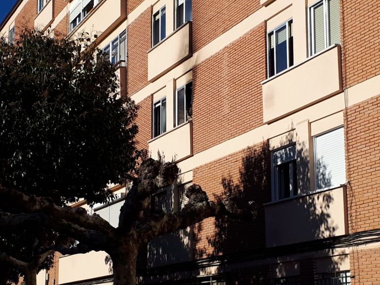 El humo provocado en una vivienda del segundo piso se ha extendido a los pisos superiores provocando la alarma El humo provocado en una vivienda del segundo piso se ha extendido a los pisos superiores provocando la alarma